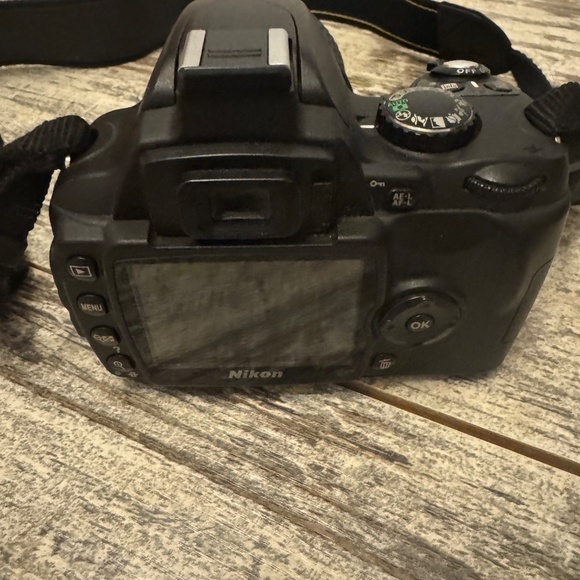 Nikon D40 DSLR Camera with Standard and Zoom Lenses - Picture 6 of 9